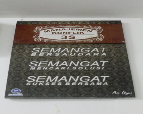 Membaca buku santai